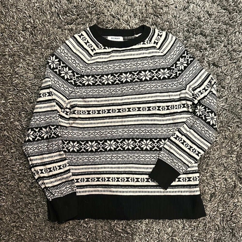Old navy knit holiday sweater black and white snowflakes geometric